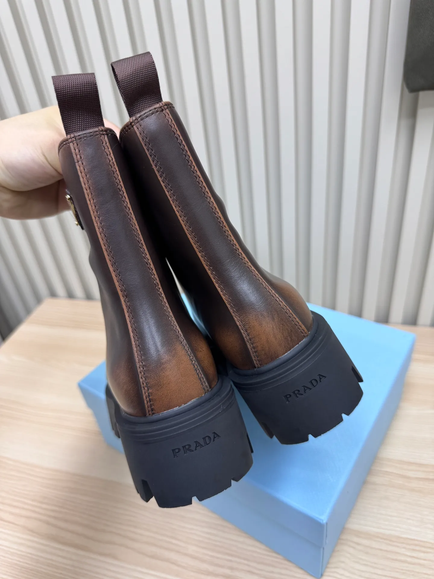 👟👟Ex-factory price 680👟👟 Prada / Prada couple's Martin boots are here, comfortable and elegant to wear. The original molded outsole of the counter is 1:1 replica. It is made of non-slip and wear-resistant imported TPU tin mold vacuum outsole. Tank-shaped thick sole. Fabric: imported anti-explosion cowhide. Lining: imported mixed sheepskin lining. Sheepskin foot pads. Outsole: tin molded beef tendon sole. Code number: 35-41 (42 customized)